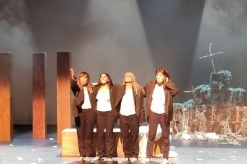 Les actrius saluden al final de la representació de 'Je suis naniqui'